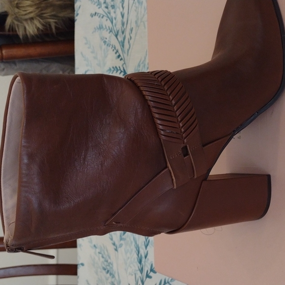 Brand new no box women's brown western style leather block heel bootie. Size 8. - Picture 2 of 3